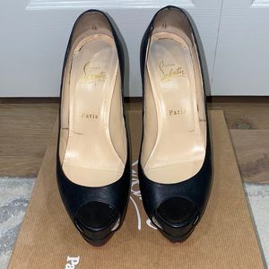 Christian Louboutin Palais Royal Peep-Toe Pumps size 8.5